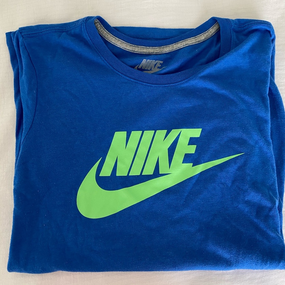 Nike athletic shirt SMALL excellent condition